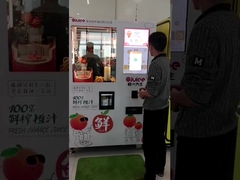 Đồ ăn nhẹ trên đường phố Máy bán nước trái cây cam có đầu đọc thẻ chấp nhận tiền mặt