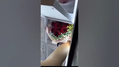 máy bán hoa tươi trên cánh đồng