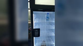 Tủ lạnh thông minh AI tại kho hàng Mỹ