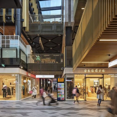 Tủ lạnh thông minh bán hàng tự động với phần cứng tối giản, cửa kính đôi và công nghệ cảm biến tiên tiến