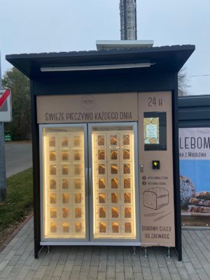 Máy bán bánh ngoài trời với màn hình cảm ứng 22 inch và 42 tủ