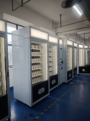 Máy bán hàng tự động đồ ăn nhẹ được trang bị màn hình cảm ứng lớn và hộp đèn gắn trên cùng để tăng cường khả năng hiển thị và hiệu suất bán hàng